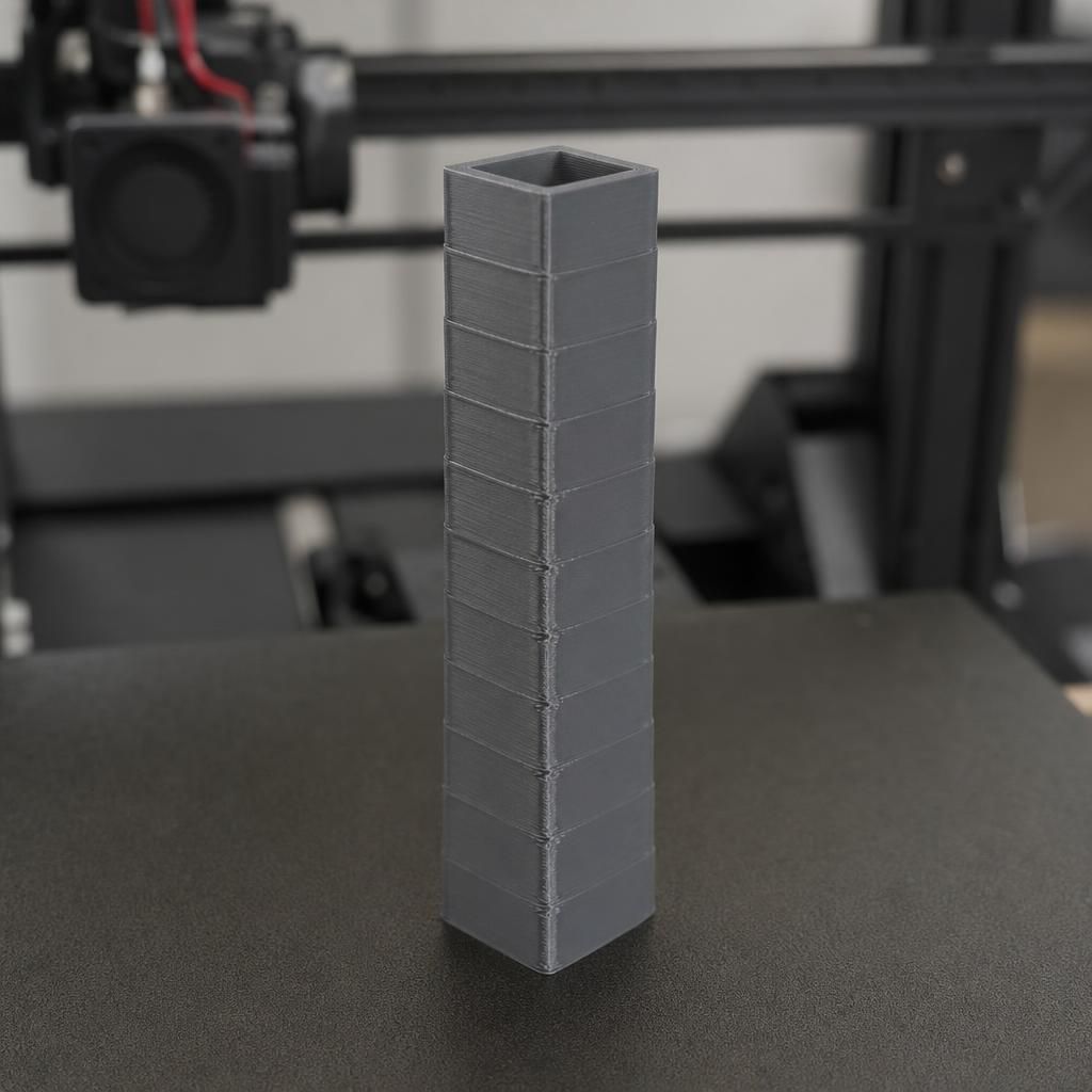 Torre de calibração de pressure advance impressa em 3D sobre a mesa da impressora