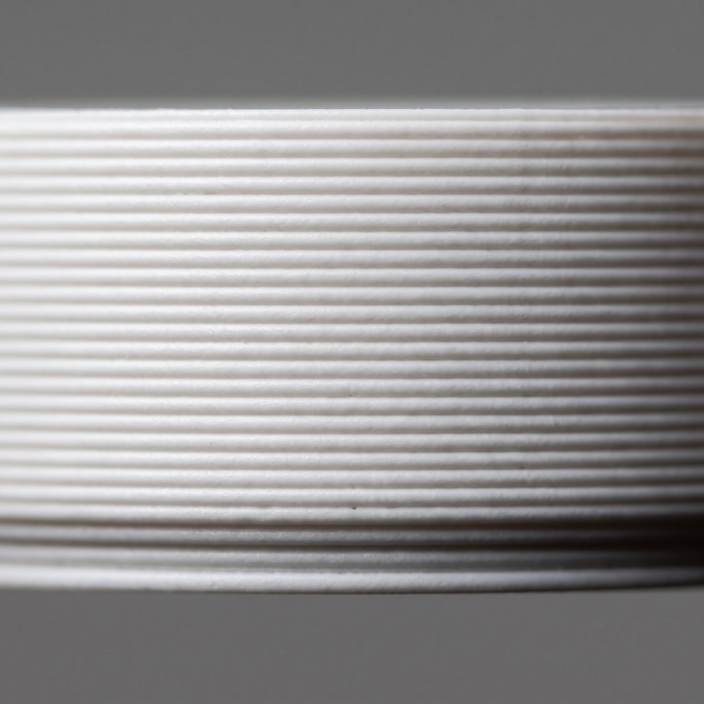 Macro das ranhuras entre camadas de uma peça impressa em 3D, onde a bactéria se acumula