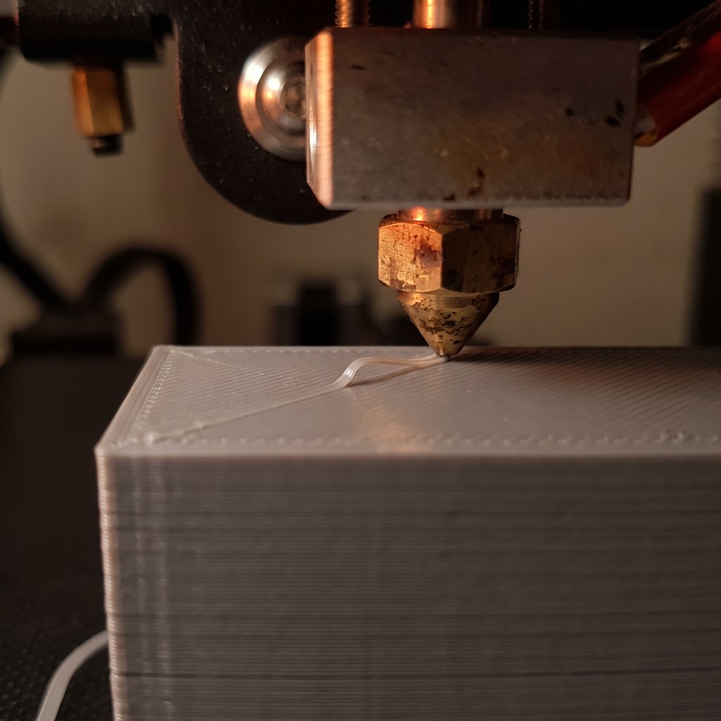 Bico da impressora fazendo a passada de ironing na impressão 3D sobre a camada de topo