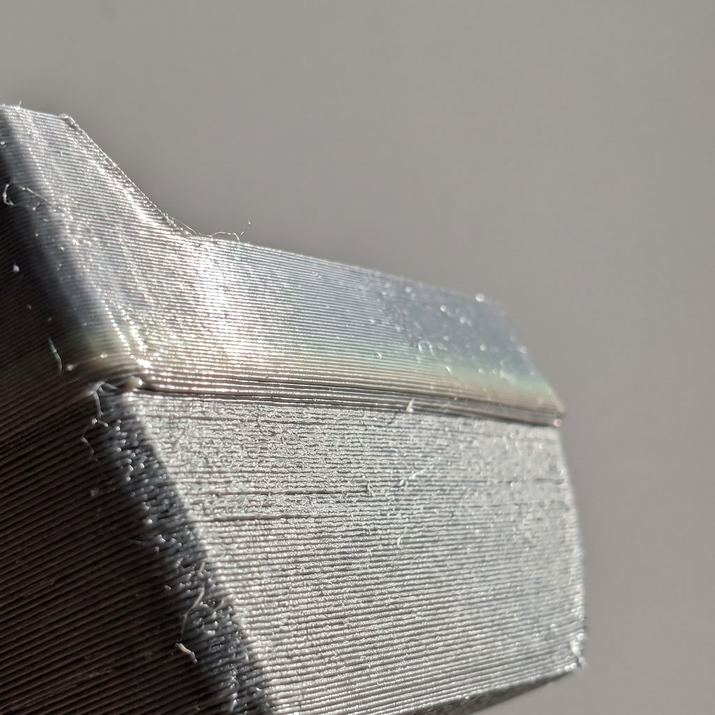 Linha visível na peça impressa em 3D na altura em que a impressão foi retomada depois da queda de energia